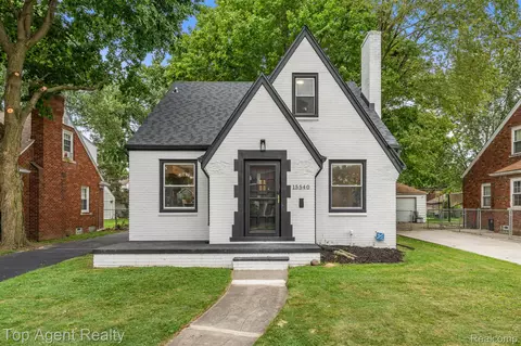 15540 Camden Ave, Eastpointe, MI 48021