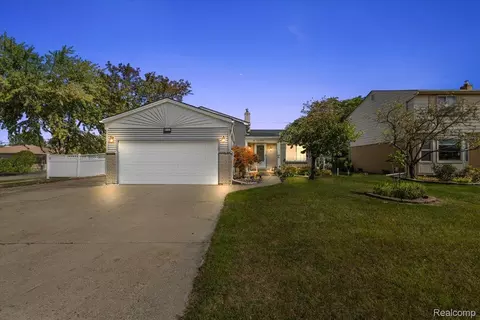 40058 Fraser Dr, Sterling Heights, MI 48310