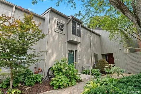 2208 Applewood Ct, Ann Arbor, MI 48103