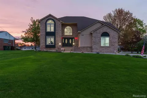 5615 Woodmire Dr, Shelby Township, MI 48316