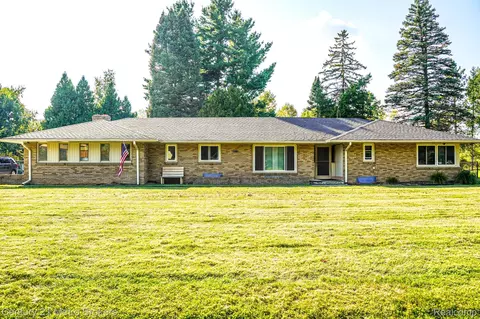 2211 N Sycamore Dr, Burton, MI 48509