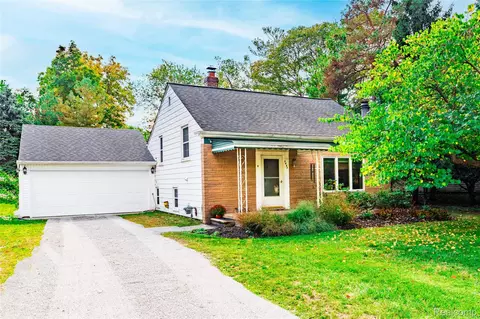9447 Whitall Lane Rd, Grosse Ile, MI 48138