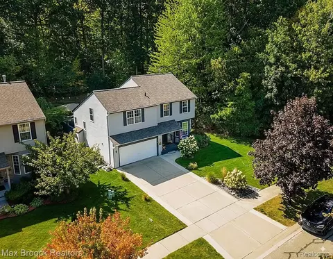 2929 Birchwood Dr, Waterford, MI 48329