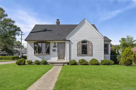 5803 Deering St, Garden City, MI 48135