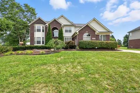 9009 Potterville Dr, Augusta, MI 48191