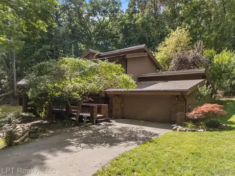 5075 Canyon Oaks Dr, Brighton, MI 48114