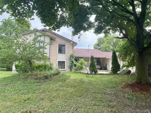 29203 Lake Park Dr, Farmington, MI 48331