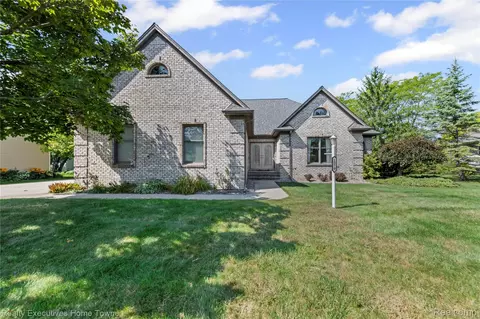 1070 Highland Dr, St. Clair, MI 48079