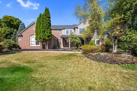 32498 Sandstone, Farmington, MI 48334