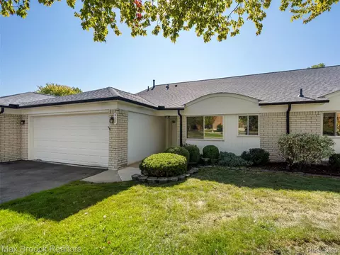 628 Country Club Dr #23, Saint Clair Shores, MI 48082