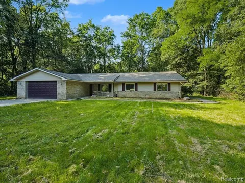 993 Groveland Pines Dr, Ortonville, MI 48462