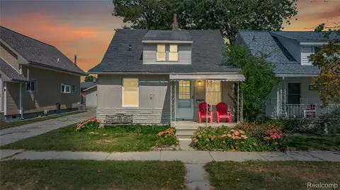 22317 Bon Heur St, Saint Clair Shores, MI 48081