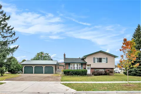 1001 Worchester Dr, Fenton, MI 48430