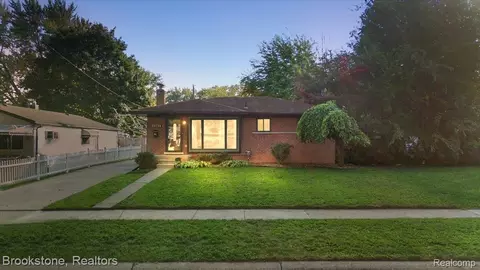 22724 Euclid St, Saint Clair Shores, MI 48082