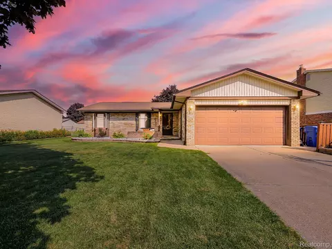 29202 W Nottingham Cir, Warren, MI 48092