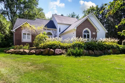 2856 Oak Ct, Oxford, MI 48371