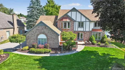 48342 Lake Valley Dr, Utica, MI 48317