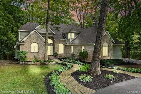 9128 Kelly Lake Dr, Springfield, MI 48348