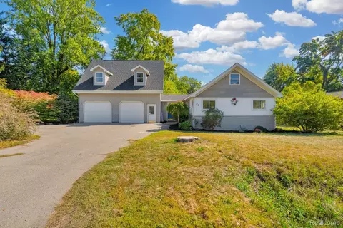 24 N Conklin Rd, Lake Orion, MI 48362