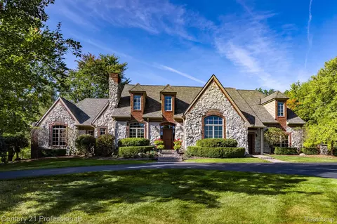 8242 Pine Hollow Ct, Grand Blanc, MI 48439