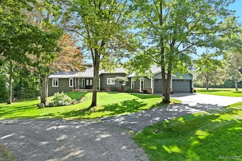 12002 Renfrew Ct, Hartland, MI 48353