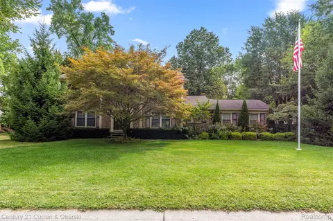 29260 New Bradford Dr, Farmington Hills, MI 48331