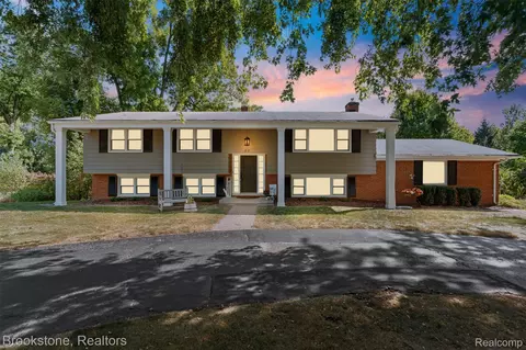 87 E Maryknoll Rd, Rochester Hills, MI 48309