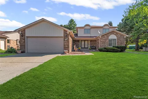 40538 Woodside Dr, Clinton Township, MI 48038