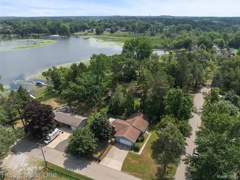 330 Harvard Dr, Oceola, MI 48843