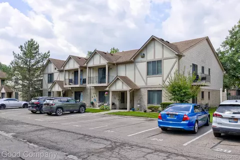 38555 Wellington Dr, Clinton Township, MI 48036
