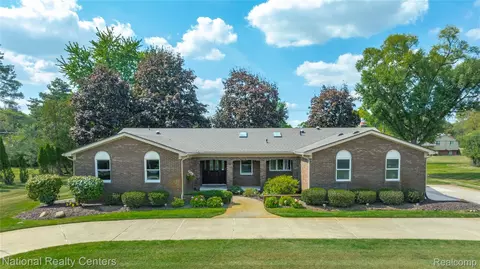 26131 Pleasant Valley Rd, Farmington Hills, MI 48331