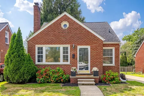 2021 Allard Ave, Grosse Pointe Woods, MI 48236