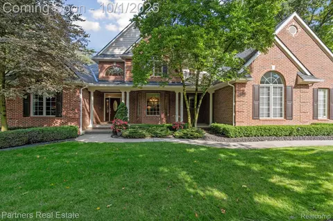 8044 Alta Vista Dr, Pinckney, MI 48169