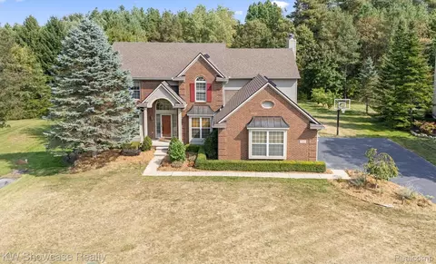 11385 Scotch Ct, Green Oak, MI 48178