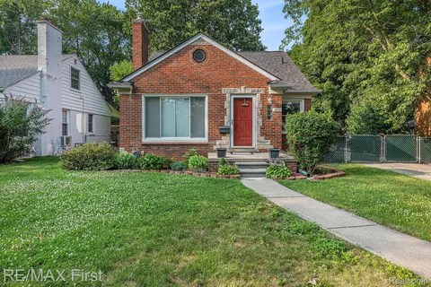 1070 Hampton Rd, Grosse Pointe Woods, MI 48236