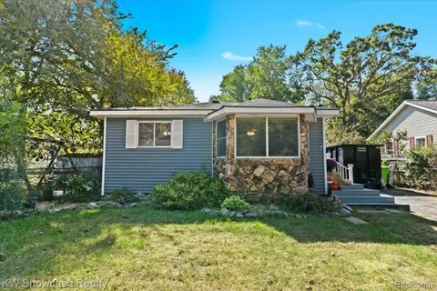 9333 Beechcrest St, White Lake, MI 48386