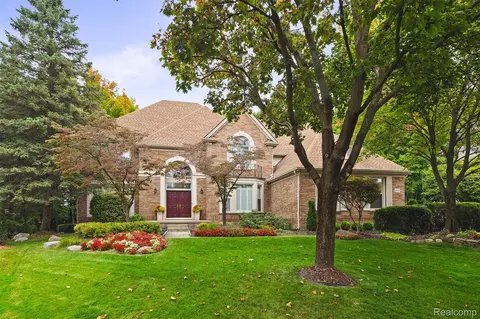6993 Crosswell Dr, West Bloomfield, MI 48322