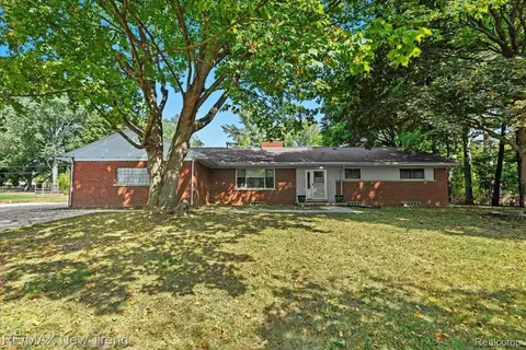 33266 Raphael Rd, Farmington Hills, MI 48336