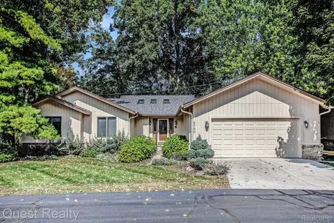5780 Point Of The Woods Dr, West Bloomfield, MI 48324
