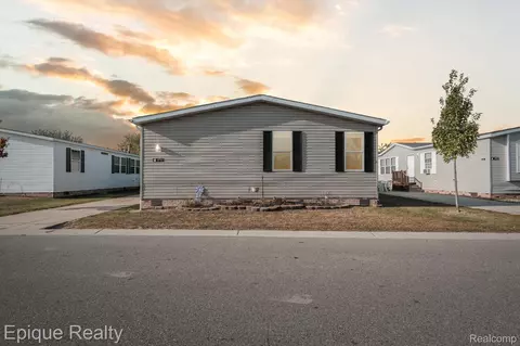 9757 Town Sq, Tyrone, MI 48430