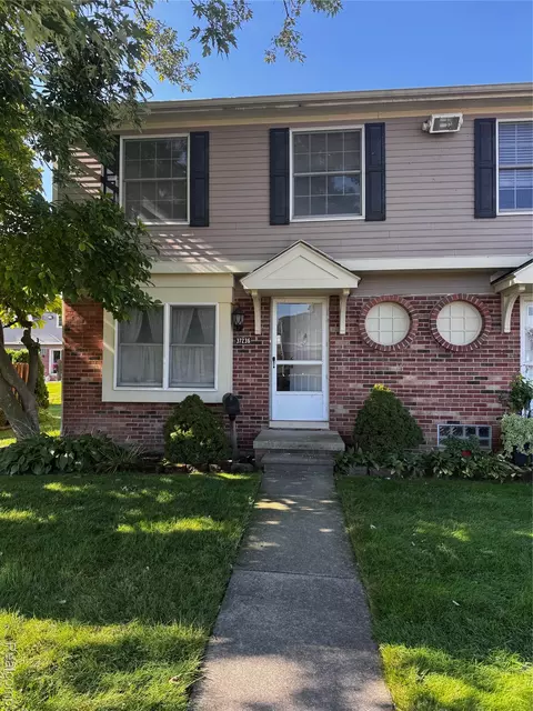 37236 Great Oaks Ct, Clinton Township, MI 48036