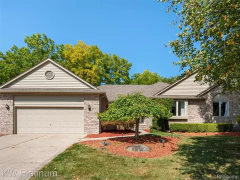 37829 Pocahontas Dr, Clinton Township, MI 48036