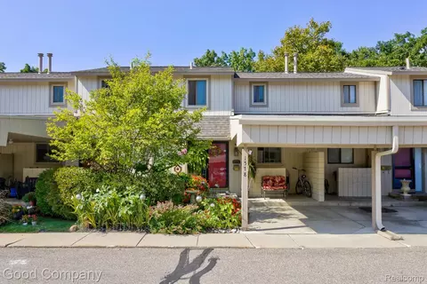 1578 Charter Oak Dr, Rochester Hills, MI 48309