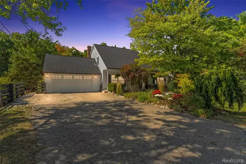 2715 Cullen Rd, Howell, MI 48855