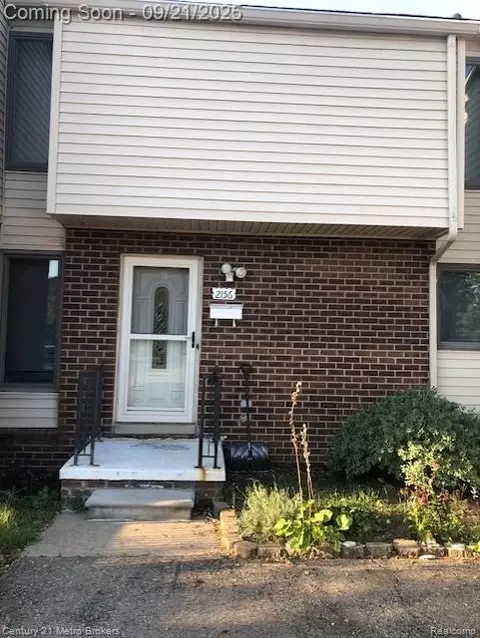 2156 Village West Dr S, Lapeer, MI 48446