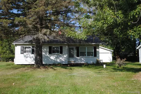 2090 Bramblewood Dr, Burton, MI 48519