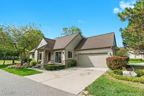 762 Elm Ct, Wixom, MI 48393