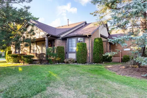 195 Meadow Lane Cir, Rochester Hills, MI 48307