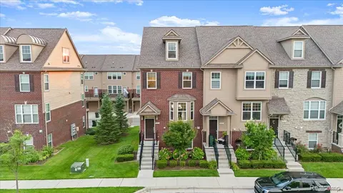 2653 Helmsdale Cir, Rochester, MI 48307