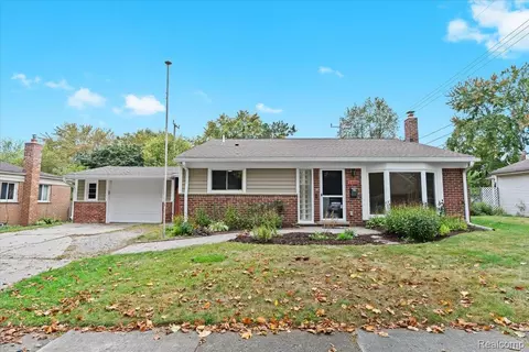 1405 Maple Dr, Rochester, MI 48307